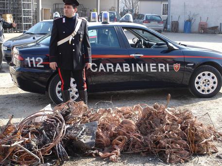 TIVOLI TERME - SORPRES0 CON 300 KG DI RAME RUBATO DAI PALI DI SOSTEGNO DELLA TELECOM. CITTADINO ROMENO ARRESTATO DAI CAR