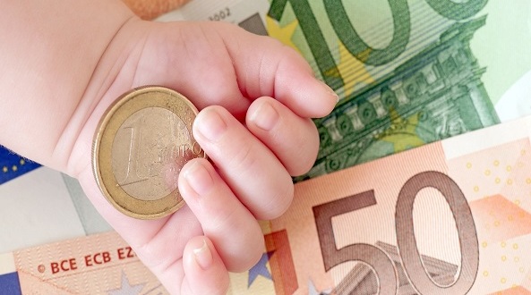 Hand von einem Baby mit Geld