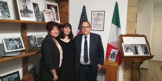 Vicesindaco di Martinez Debbie Mckillop, al centro, tra Agata Sandrone, Presidente della sede locale di BCsicilia, e il sindaco di Isola Stefano Bologna