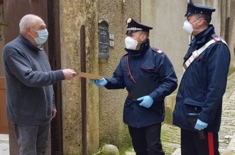 I carabinieri consegnano la pensione