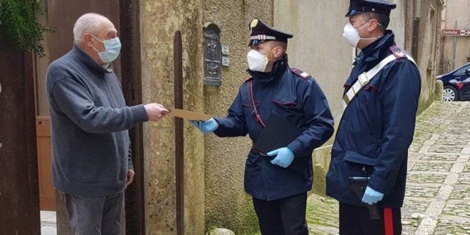 I carabinieri consegnano la pensione