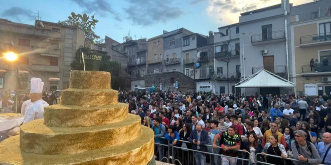 LA FOLLA IN ATTESA E LA TORTA