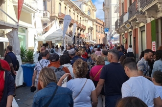 Sagra pistacchio - La folla ed il Collegio Capizzi2