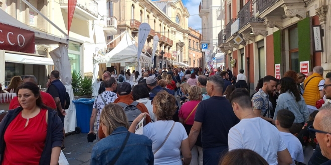 Sagra pistacchio - La folla ed il Collegio Capizzi2